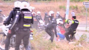 Police scuffle with residents of the Cooperative Socio Vivienda 2 during the anti-drug operation.