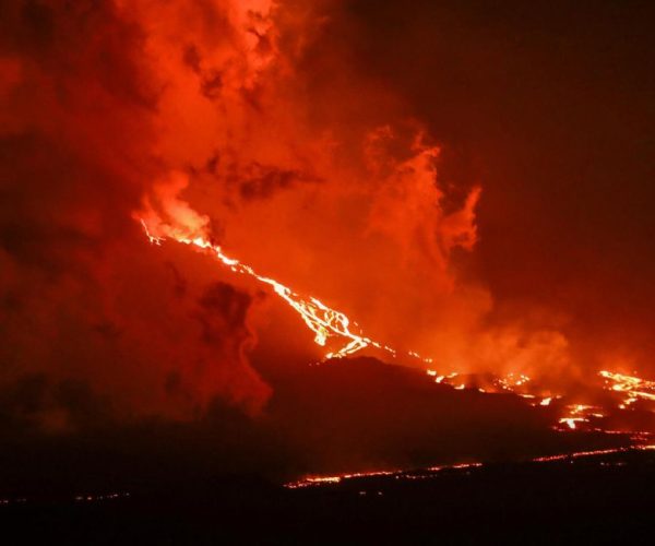 ecuador-times-ecuador-news-a-long-path-of-lava-this-is-what-the-eruption-of-the-la-cumbre-volcano-in-the-galapagos-looks-like-up-close