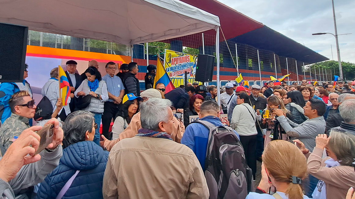 ecuador-times-ecuador-news-citizens-express-their-unconditional-support-for-prosecutor-diana-salazar-in-the-shyris-tribune